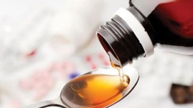 खांसी का सिरप
कोरोना महामारी के इस दौर में अगर आपको खांसी आ रही हो तो इससे राहत पाने के लिए आपको डॉक्टर्स की सलाह पर ही खांसी के सिरप का इस्तेमाल करना चाहिए। इसमें एक बात का आपको ध्यान रखना जरूरी है कि अगर आपने पैरासिटामोल और इबुप्रोफेन का कॉम्बिनेशन लिया है तो इसका ओवरडोज आपको नुकसान पहुंचा सकता है। इसके अलावा देसी इलाज में गले में खराश के लिए आप शहद और नींबू ले सकते हैं और हल्के गर्म पानी से गरारे करने चाहिए।