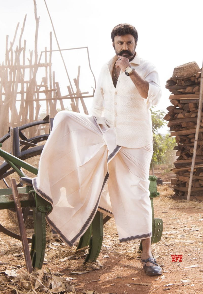 దీంతోపాటు బాలయ్య ప్రస్తుతం `అఖండ` సినిమాలో నటిస్తున్నారు. బోయపాటి శ్రీను దర్శకత్వంలో రూపొందుతున్న ఈ సినిమా షూటింగ్ని కూడా వాయిదా వేసే ఆలోచనలో ఉన్నారట. కరోనా విజృంభిస్తున్న నేపథ్యంలో బాలయ్య నుంచి యూనిట్కి వాయిదా సిగ్నల్ వెళ్లిందని టాక్.