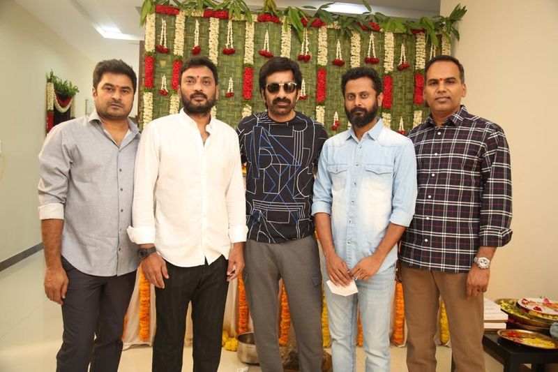 రవితేజ నటిస్తున్న కొత్త సినిమాని ఇటీవలే వాయిదా వేశారు. శరత్ మండవ దర్శకత్వంలో రూపొందే సినిమా ఇటీవల ఓపెనింగ్ జరుపుకుంది. మూడు రోజుల క్రితమే సినిమా ప్రారంభం కావాల్సి ఉండగా, దాన్ని వాయిదా వేశారు.
