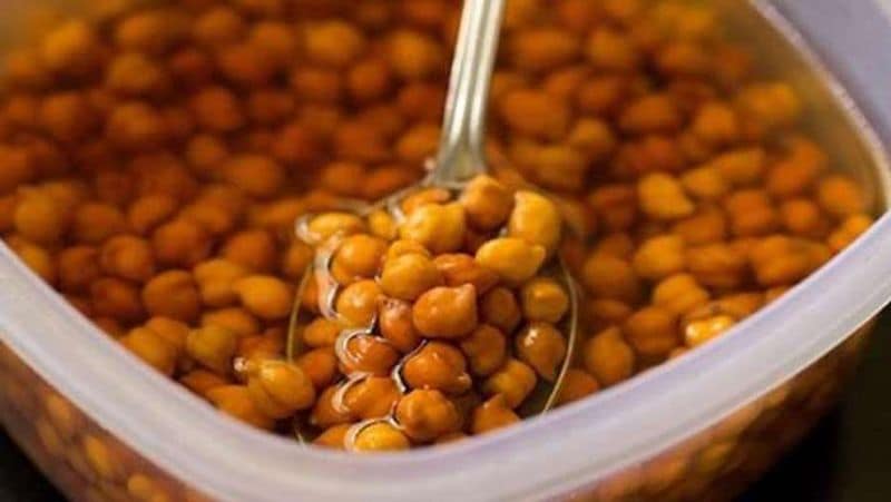 सबसे पहले काले चने को अच्छे से पानी में धो लें। अब इसमें दोगुना पानी डालें और उसे रातभर भिगोने के लिए रख दें। 