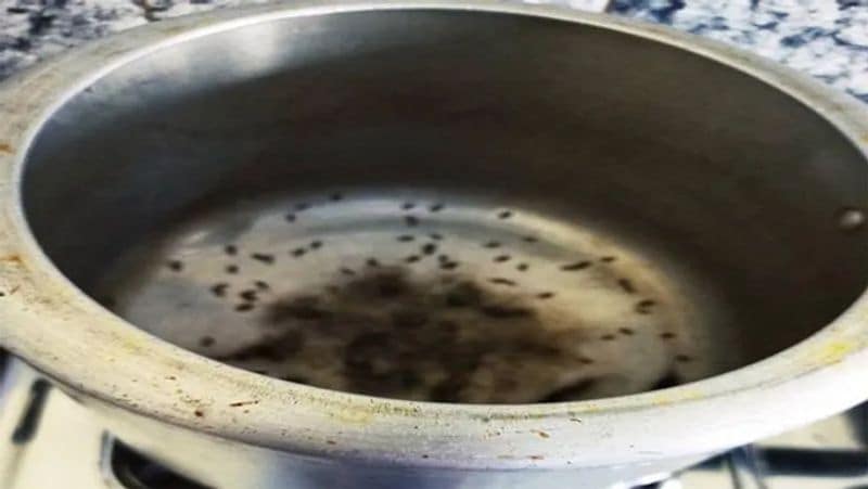 अब कूकर में तेल डालें। जब तेल गर्म हो जाए तो उसमें हींग और जीरा डालकर चटकाएं।