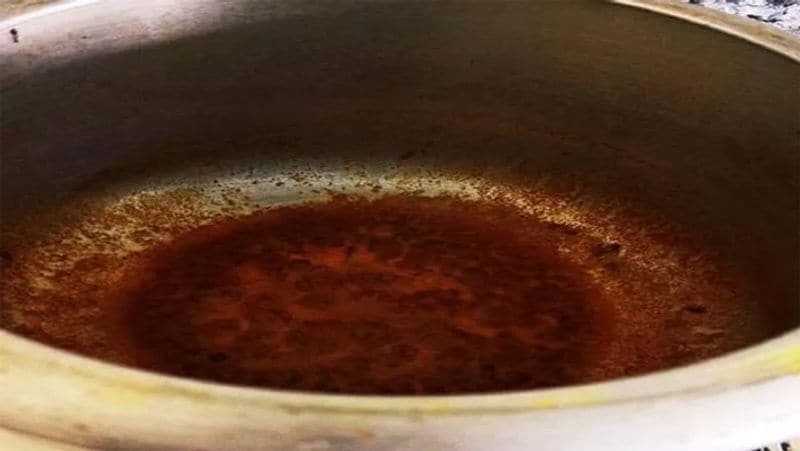 अब इसमें तैयार मसाले का पेस्ट डाल दें और इसे अच्छे से भूनें।