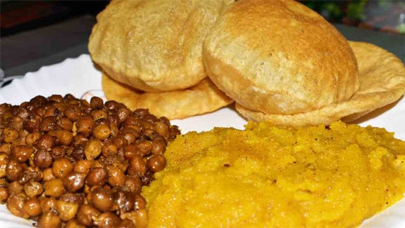 तैयार है भोग वाले स्वादिष्ट काले चने की सब्जी। इसे गर्मागर्म पूरी और हलवे के साथ परोसे।