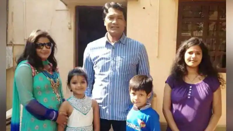 शो में सीनियर इंस्पेक्टर अभिजीत की भूमिका निभा रहे आदित्य श्रीवास्तव 'सत्या', 'पांच', और 'गुलाल' जैसी फिल्मों में काम कर चुके हैं। आदित्य की पत्नी का नाम मानसी श्रीवास्तव है। दोनों की दो बेटियां आरुषि और अद्विका और एक बेटा है।
