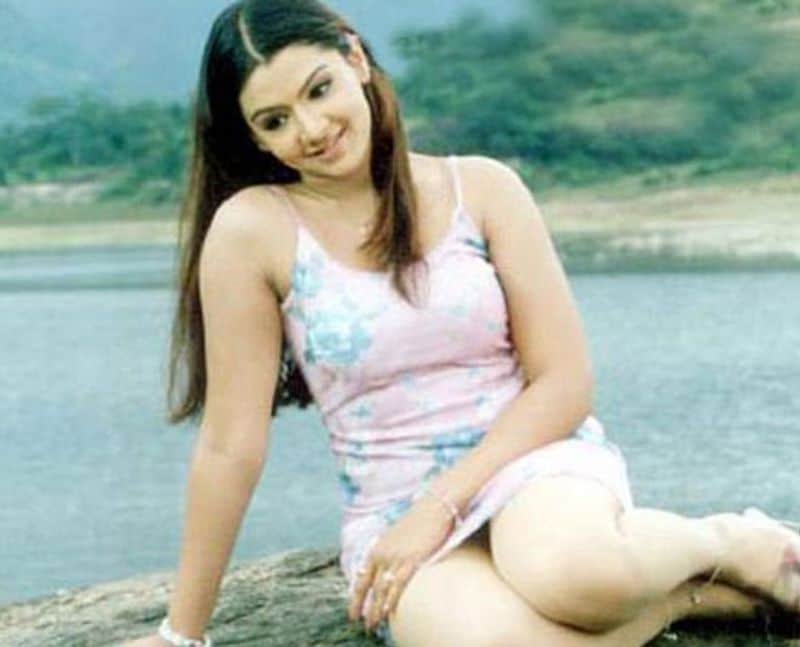 ఆర్తి అగర్వాల్ మరణ వార్త విన్నాక తమకి కలిగిన ఫీలింగ్ని చెబుతూ, చాలా బాధకలిగించిందన్నారు. చాలా దారుణమన్నారు. ఆమె వందకి200 శాతం వాళ్ల పేరెంట్స్ పై డిపెండ్ అయ్యేదన్నారు. వాళ్లు ఏం చెబితే అదే చేసేదట. వాళ్ల పేరెంట్స్ లేకపోతే ఆమె షూటింగ్లో చాలా కంఫర్ట్ గా ఉండేదన్నారు.