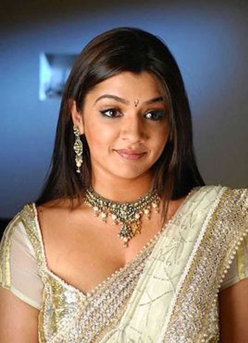 ఎన్టీఆర్ హీరోగా తాను నిర్మించిన `అల్లరి రాముడు` సినిమాకి మొదట ఛార్మిని తీసుకొచ్చామని, ఆమె కాస్త బొద్దుగా ఉండటంతో ఎన్టీఆర్కి సెట్ కాదని, సక్సెస్లో ఉన్న ఆర్తిని ఎంపిక చేశామన్నారు. ఆ సినిమా సక్సెస్ కావడంతో `అడవి రాముడు`లోకి తీసుకున్నామని చెప్పారు.