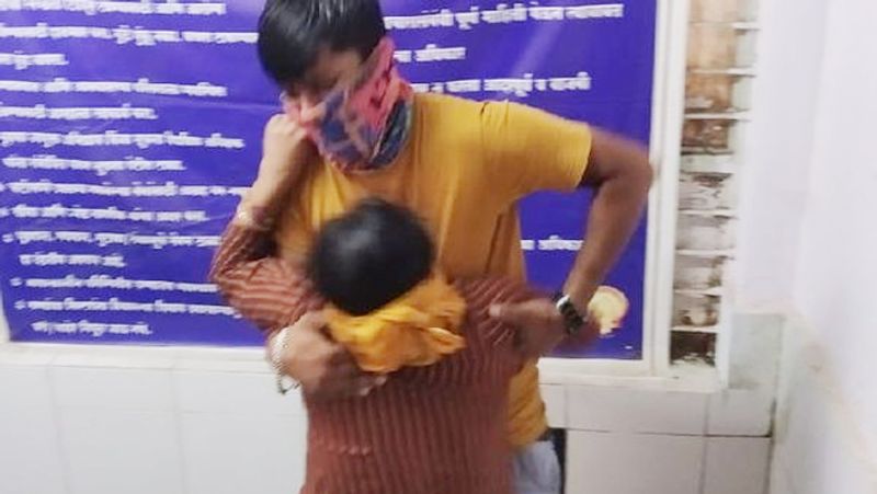 <p style="text-align: justify;"><strong>2 घंटे तक बंद रही ऑक्सीजन की सप्लाई</strong></p>
<p style="text-align: justify;">हादसे में जान गई एक व्यक्ति के परिजन ने बताया कि उन्होंने अपने परिवार का एक सदस्य खो दिया है। इसकी जवाबदेही कौन लेगा? उसने कहा कि दोपहर 12.30 बजे के करीब अचानक ऑक्सीजन बंद रही। इसकी वजह से उसका भाई तड़प-तड़पकर मर गया। उसे 10 दिन पहले ही अस्पताल में भर्ती कराया गया था। ऑक्सीजन सिलेंडर नहीं था। अगर सिलेंडर होता तो भी उसके भाई की जान बच सकती थी। <br />
</p>