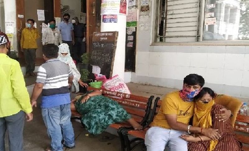 वहीं कुछ परिजनों ने अस्पताल प्रबंधन पर आरोप लगाया है कि एक दिन पहले से ही हॉस्पिटल में ऑक्सीजन की कमी थी। प्रेशन बहुत कम था, रात में कई बार मरीजों को सांस लेने में दिक्कत हुई। जब हमने इसकी शिकायत की तो उन्होंने कहा ऐसा कुछ नहीं सह ठीक हो जाएगा। लेकिन मरीज तड़पे तो हम फिर से ड्यूटी डॉक्टर के पास उसने नीचे भेजा फिर नीचे वाले कहीं और भेजा इस तरह हमको सिर्फ भटकना मिला। फिर दूसरे दिन इस हादसे ने उनकी सांसे ही छीन लीं।
