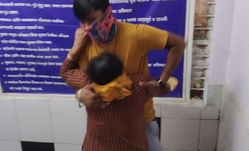 जिस वेंटिलेटर पर कई दिन से लेटे मरीज सही होने का इंतजार कर रहे थे, लेकिन प्रशासन की लापरवाही से उसी वेंटिलेटर पर उनकी सांसे उखड़ गईं। किसी का पिता तो किसी का भाई इस बड़े हादसे का शिकार हो गया। चीखते हुए परिजन यही कह रहे हैं कि जिस ऑक्सीजन के लिए हम पिछले कई दिन से भटक रहे थे। लेकिन उसी ने हमारे अपनों को छीन लिया। 