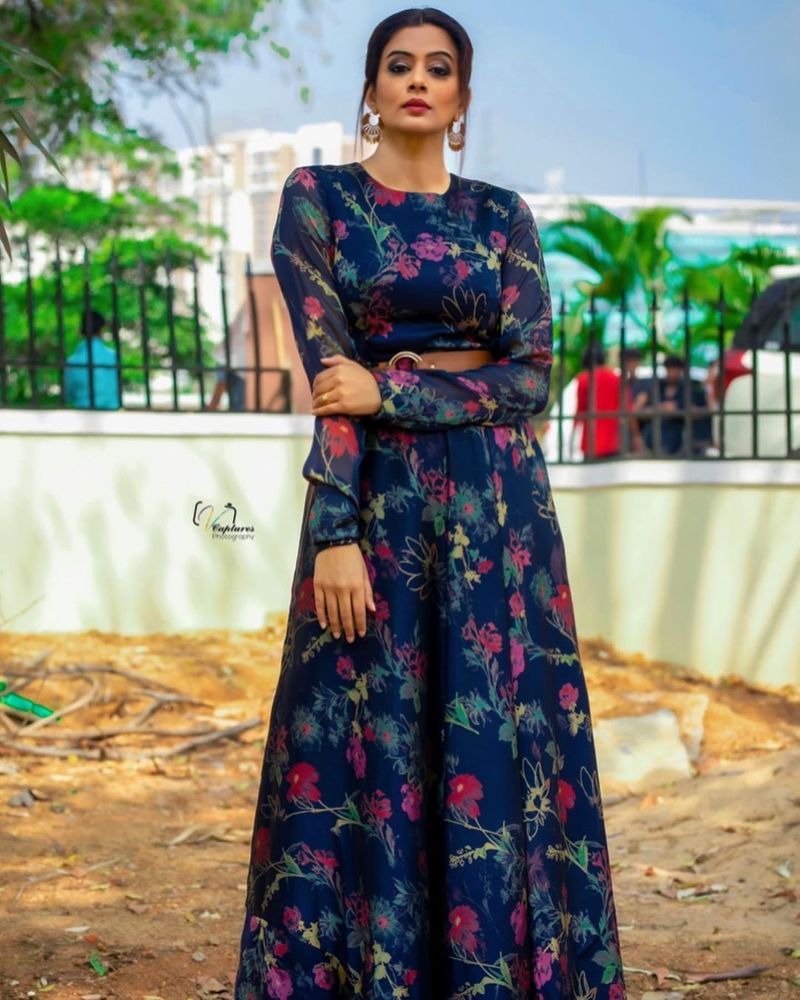 ప్రియమణి `ఢీ` షో కోసం అందంగా రెడీ అయ్యింది. ఫ్లవర్ ప్రింట్ బ్లూ గౌనులో హోయలు పోయింది.