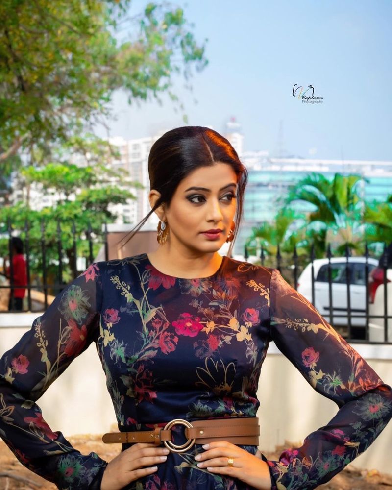 ఢీ షోలో రష్మి, దీపికా పిల్లి క్వీన్స్ టీమ్కి లీడర్గా వ్యవహరిస్తున్న విషయం తెలిసిందే. పూర్ణ జడ్జ్ గా వ్యవహరిస్తున్నారు. శేఖర్ మాస్టర్ స్థానంలో సంగీత జడ్జ్ గా వ్యవహరిస్తున్నారు.