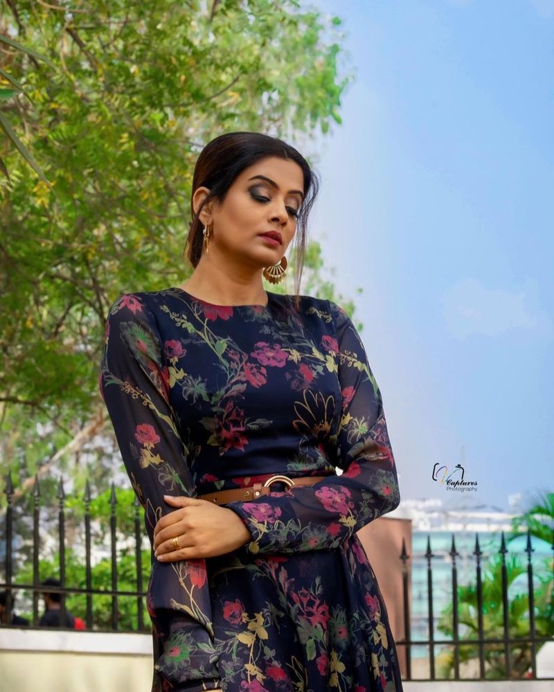 ఈ అందరిలోకెళ్లా హాట్నెస్తో ఆకట్టుకుంటోంది. అందుకు తాజాగా ఫోటోలే నిదర్శనం.