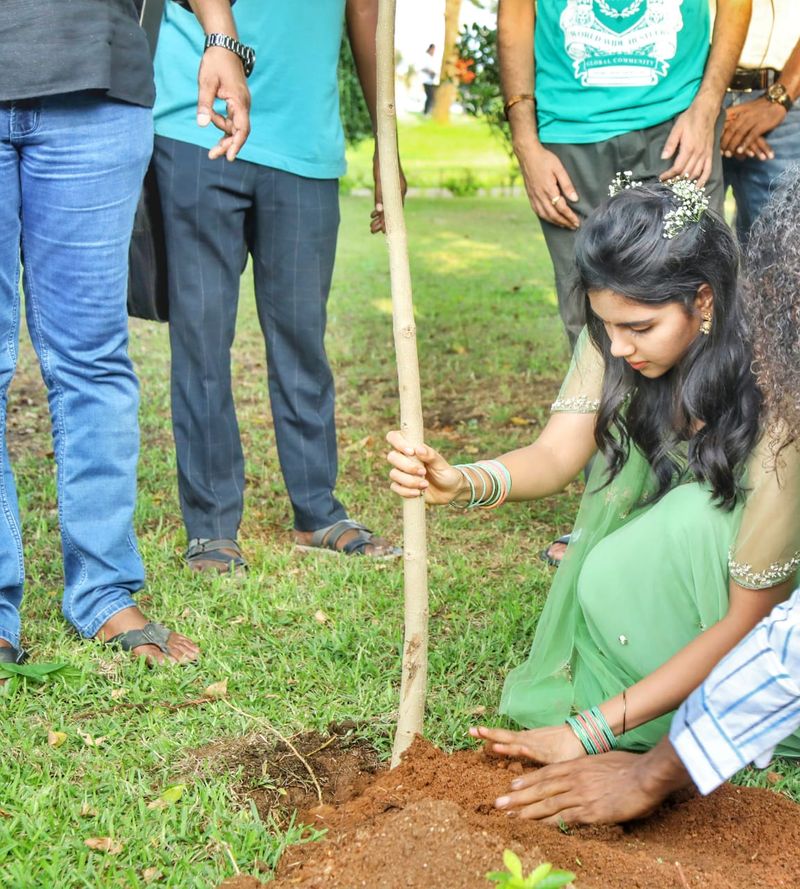 <p>வயது வித்தியாசம் இன்றி, அனைத்து வயதினரையும் சிரிக்க வைத்தவர் விவேக். இவர் உடல்நல பிரச்சனையால் மருத்துவமனையில் அனுமதிக்க பட்டபோது கூட, விரைவில் நலம் பெற்று வீடு திரும்புவார் என இவரது ரசிகர்கள் காத்திருந்தனர். ஆனால் ரசிகர்கள், குடும்பத்தினர், நண்பர்கள், மற்றும் ஒட்டு மொத்த திரையுலகினரையும் கலங்க வைக்கும் விதத்தில் விவேக் இறந்து விட்டார் என்கிற அதிர்ச்சி செய்தி வெளியானது. </p>