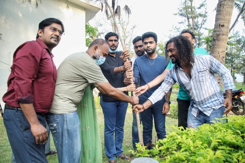 <p>இதைத்தொடர்ந்து, பல பிரபலங்கள் அறிக்கை விட்டு தங்களுடைய இரங்கலை தெரிவித்து வருகிறார்கள் அந்த வகையில், நடிகர் சிம்பு அறிக்கை வெளியிட்டு தன்னுடைய இரங்கலை தெரிவித்திருந்தார்.</p>