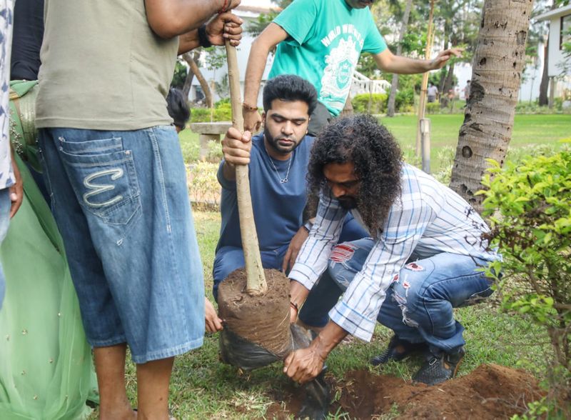 <p>சைக்கிளிங், உடற்பயிற்சி, யோகா, இசை என மிக ஆரோக்கியமான முன்னுதாரணமாக நான் ஆச்சரியப்படும் மனிதர் நடிகர் விவேக் சார்.</p>