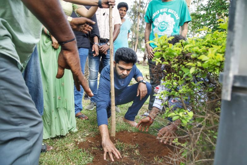 <p>என் மீது மிகுந்த அக்கறை கொண்டவர். எப்போதும் என் நல்லது, எடுக்கும் முயற்சிகள் பற்றி விமர்சித்து கொண்டிருப்பார்.</p>