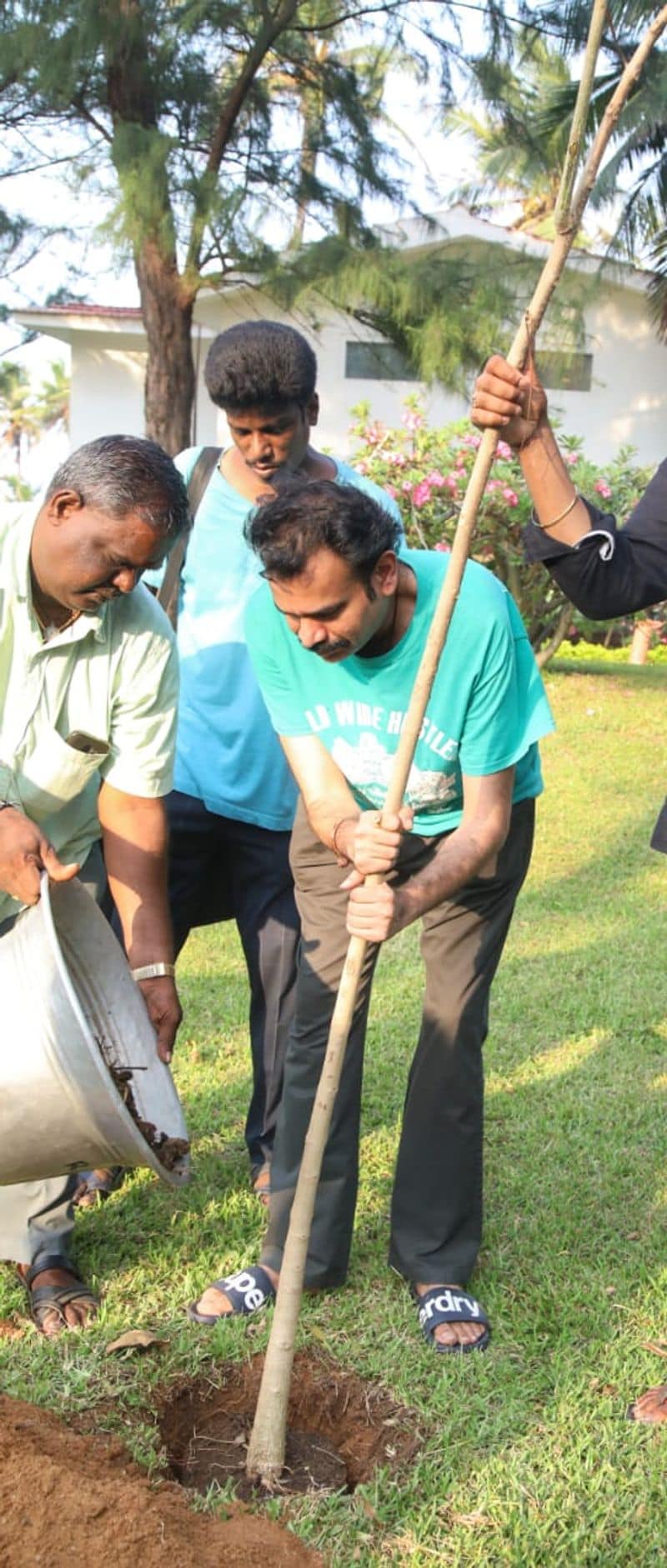 <p>நான் அவருக்கு அஞ்சலி செலுத்தும் விதமாக, மரக்கன்று வைக்க இருக்கிறேன். சின்ன கலைவாணர் நேசிக்கும் ஒவ்வொருவரும் குறைந்தபட்சம் ஒரு மரக்கன்று நட்டு அவரது இதயத்திற்கு நெருக்கமான அஞ்சலியை செலுத்துவோம். என்று அன்போடு அனைவரையும் கேட்டுக்கொள்கிறேன் என தெரிவித்திருந்தார்.</p>