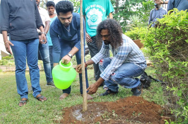 <p>இதனை நிறைவேற்றும் விதத்தில், தற்போது தன்னுடைய 'மாநாடு' படக்குழுவினருடன் மரம் நட்டு தன்னுடைய அஞ்சலியை செலுத்தியுள்ளார்.</p>