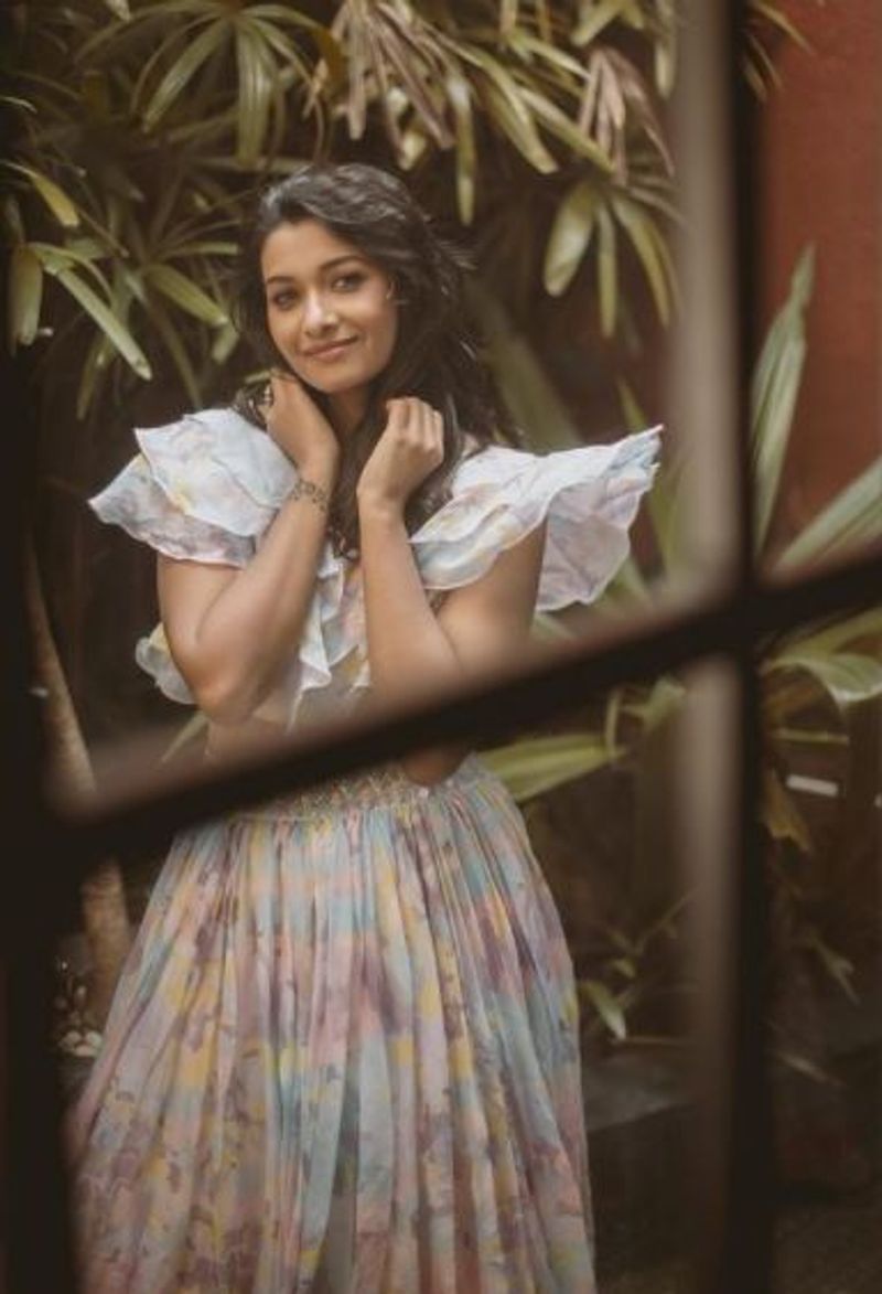 <p>அழகு புன்னகையை அள்ளிதெறித்து இவர் வெளியிடும், புகைப்படங்களுக்கு ரசிகர்கள் எப்போதுமே தங்களுடைய லைக்குகளை குவித்து வருகிறார்கள்.</p>