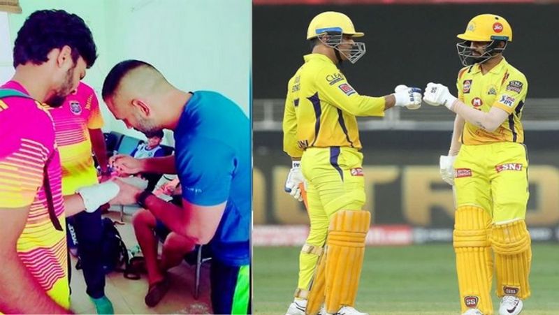 <p><strong>खिलाड़ी की टूटी उंगली देख धोनी हुए इमोशन</strong><br />
पिछले साल रुतुराज की एक इमोशनल पोस्ट ने सभी का ध्यान अपनी ओर आकर्षित किया था। इस पोस्ट में उन्होंने बताया था कि कैसे 2016 में उनके पहले फर्स्ट क्लास मैच के दौरान उनकी मुलाकात धोनी से हुई। उन्होंने लिखा, 'मैं अक्टूबर 2016 में उनसे पहली बार मिला। अपने पहले रणजी मैच के दौरान ही मेरी अंगुली में फ्रेक्चर हो गया। वह झारखंड टीम के मेंटर थे और उन्होंने खुद आकर मुझसे पूछा कि मैं कैसा हूं।'</p>
<p>(फोटो सोर्स- इंस्टाग्राम)</p>