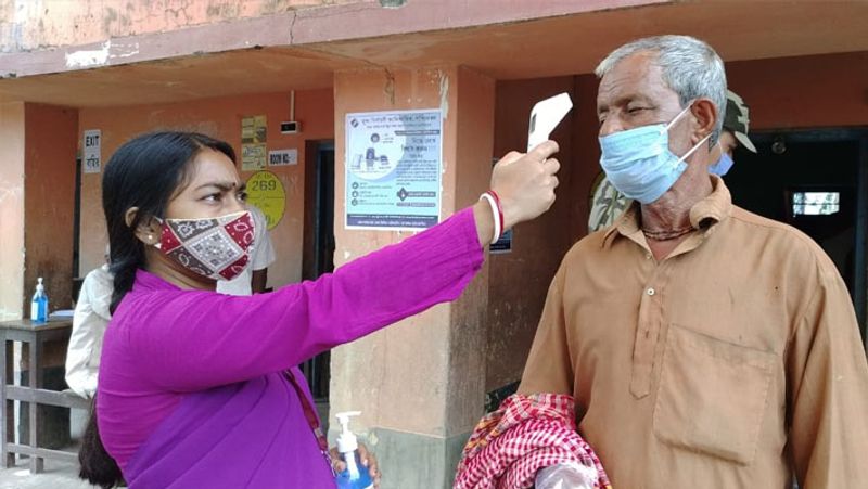 <p>कोविड -19 प्रोटोकॉल के तहत 273 ऑसग्राम (एससी) विधानसभा निर्वाचन क्षेत्र पुरबा बर्धमान जिले के मतदान केंद्र पर टेम्परेचर जांचती कर्मचारी।</p>