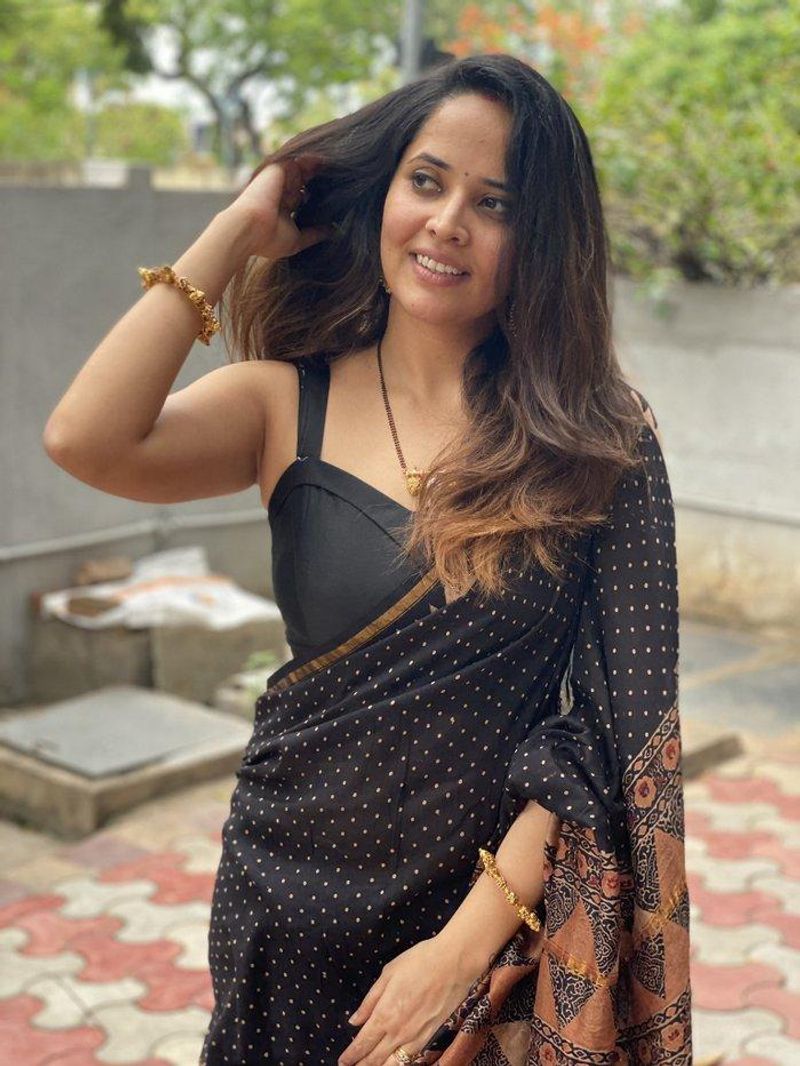 `జబర్దస్త్` షోలో ఈ అమ్మడికి ఉన్న క్రేజ్ గురించి ప్రత్యేకంగా చెప్పక్కర్లేదు. తన అందచందాలతో షోని రక్తికట్టిస్తుంది.
