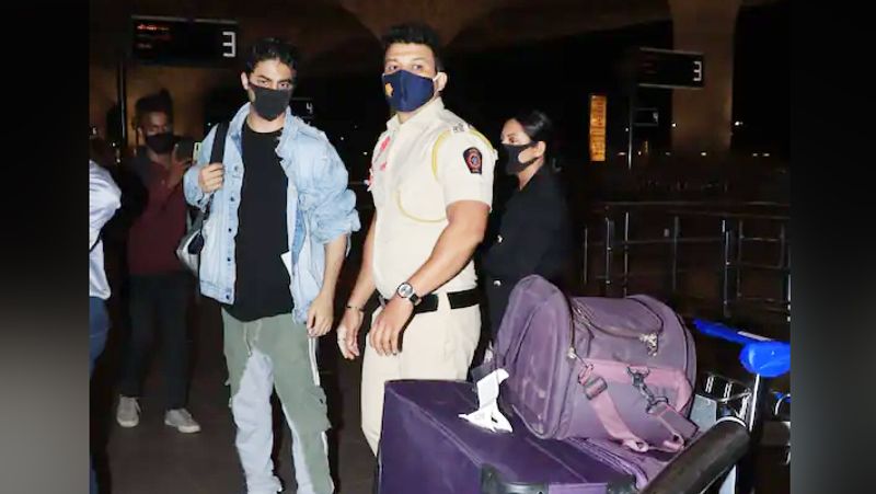 <p>जीन्स की जैकेट और चेहरे पार मास्क लगाए नजर आए आर्यन खान।</p>