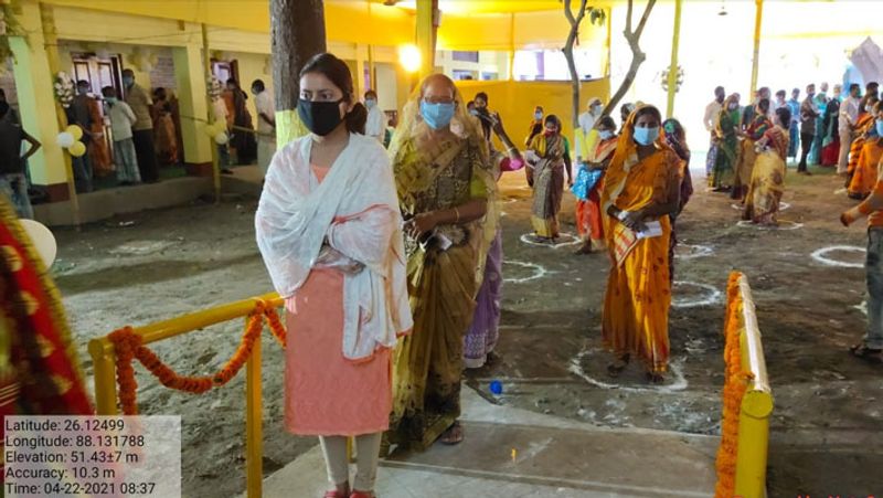 <p>पश्चिम बंगाल के 6 वें चरण में चल रहे मतदान के दौरान सभी आवश्यक COVID सुरक्षा प्रोटोकॉल के बीच वोटिंग के लिए लाइन में खड़े मतदाता।</p>