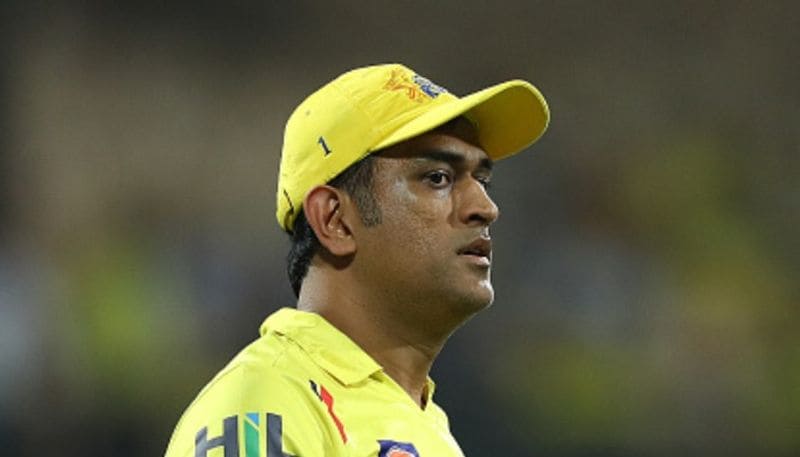 ఐదో స్థానంలో మహేంద్ర సింగ్ ధోనీకి చోటు దక్కింది. ధోనీని తన జట్టుకి వికెట్ కీపర్గా, కెప్టెన్గా ఎంచుకున్నాడు జోస్ బట్లర్.