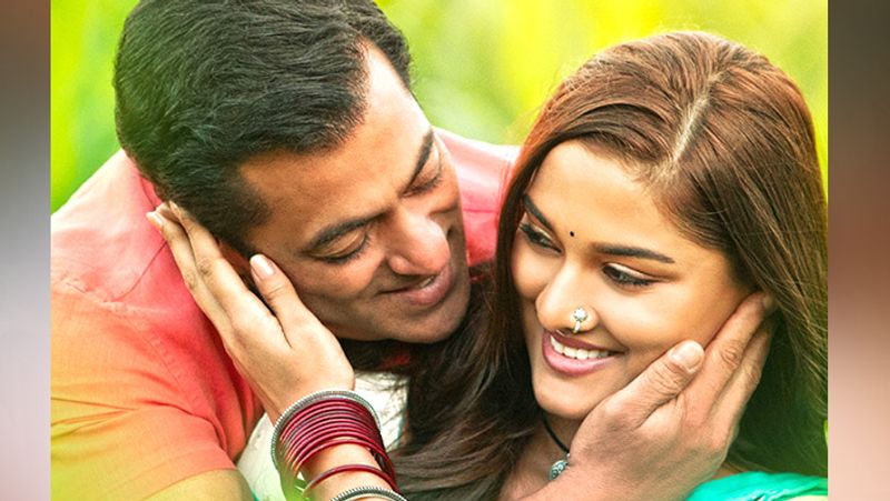 <p>फिल्म दबंग 3 में सई मांजरेकर ने सलमान के साथ डेब्यू किया है। सई का जन्म 24 दिसंबर 1988 को हुआ था। इसका मतलब है कि उनके जन्म से पहले ही सलमान ने बॉलीवुड में डेब्यू कर लिया था। <br />
</p>