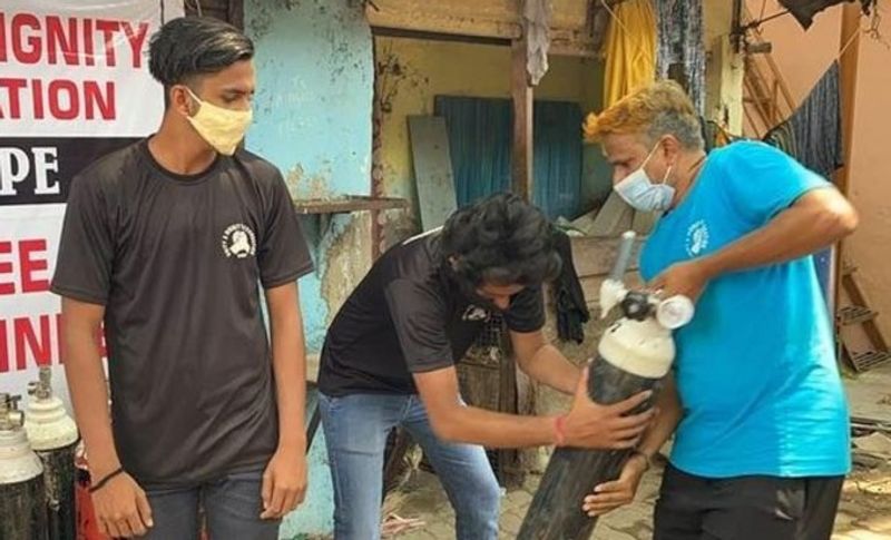 <p><br />
शाहनवाज कहना है कि इस बार कि स्थितियां पिछली बार से ज्यादा खराब हैं। पहले मेरे पास सिलेंडर के लिए 50 कॉल आती थीं, लेकिन अब एक दिन में 500 से 600 कॉल आती हैं। लोग बात करते-करते रोने लगते हैं। फिर भी में जितना हो सकता है उनकी मदद करता हूं। </p>