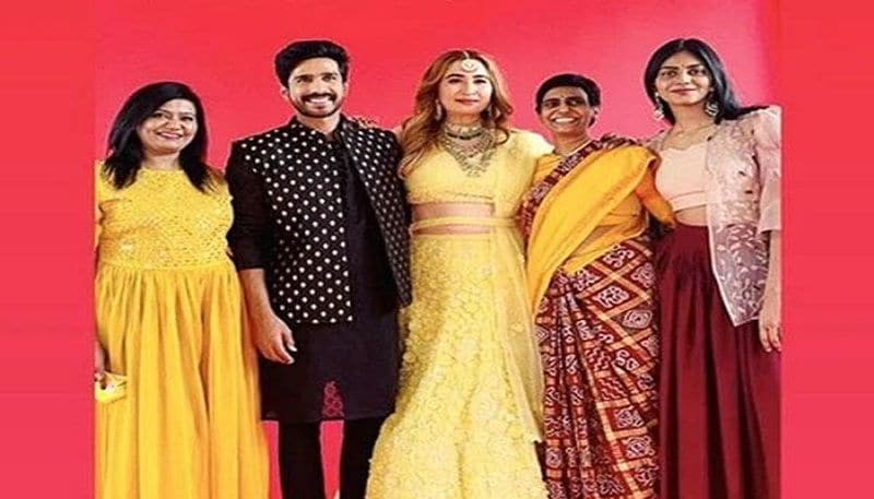 నిరుడు సెప్టెంబర్లో నిశ్చితార్థం చేసుకున్న ఈ జంట మరొకాసేపట్లో వధూవరులుగా మారనున్నారు. నేడు (ఏప్రిల్ 22)న పెళ్లిబంధంతో ఒక్కటి కానున్నారు.