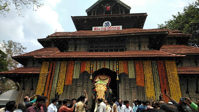 സ്വരാജ് റൗണ്ടിലേക്കുളള 19 വഴികളും അടയ്ക്കും. 8 വഴികളിലൂടെ മാത്രമെ പാസ്സുള്ളവര്ക്ക് പ്രവേശനമുള്ളൂ. പൊതുജനങ്ങള്ക്ക് പൂരപ്പറമ്പിലേക്ക് പ്രവേശനമില്ല.