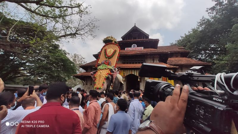 പൂരദിവസം സ്വരാജ് റൗണ്ടില് വാഹന ഗതാഗതം പൂർണമായി നിരോധിച്ചിട്ടുണ്ട്.