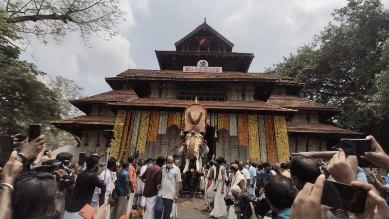 അതിനിടെ ഗുരുവായൂർ ആനക്കോട്ടയിലെ ആറ് ആന പപ്പാന്മാർക്ക് കൊവിഡ് രോഗബാധ സ്ഥിരീകരിച്ചത് ആശങ്കയുണ്ടാക്കി.