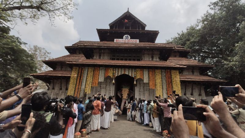 തൃശ്ശൂർ പൂരം, മേളത്തിനെത്തിയ രണ്ട് പേർക്കും കൊവിഡ് സ്ഥിരീകരിച്ചിരുന്നു. ഇവരെ ഐസൊലേഷനിലേക്ക് മാറ്റി.