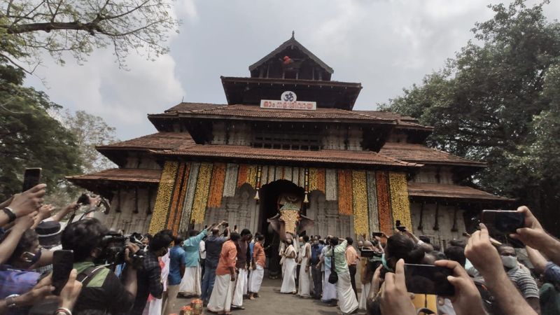 തെച്ചിക്കോട്ടുകാവ് രാമചന്ദ്രന് പകരം എറണാകുളം ശിവകുമാറാണ് ഇത്തവണ നെയ്തലക്കാവിലമ്മയുടെ തിടമ്പേറ്റുന്നത്.