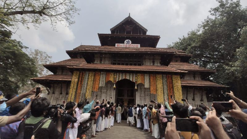 കൊവിഡ് പരിശോധനാ ഫലം വൈകിയതിനാൽ രാത്രി വൈകിയും മൂന്ന് പേർക്ക് മാത്രമേ പാസ്സ് കിട്ടിയിരുന്നുള്ളൂ. പാസ് കിട്ടിയില്ലെങ്കിൽ എഴുന്നെള്ളിപ്പ് മുടങ്ങുമെന്ന് ദേവസ്വം വ്യക്തമാക്കിയിരുന്നു.