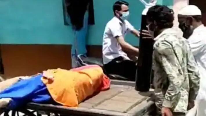 madhya pradesh news ujjain news emotional story OF husband ambulance not reach then husband put oxygen on the hand cart kpr madhya pradesh news ujjain news emotional story OF husband ambulance not reach then husband put oxygen on the hand cart kpr