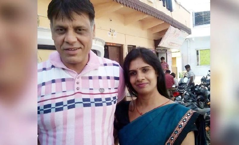 बालकिसन गर्ग के घर में अब उनके अलावा उनकी बड़ी बहू और पोते-पोतियां रह गए हैं। जिनका रो-रोकर बुरा हाल है। उनकी चीखे सुनकर पड़ोसी भी बिलख रहे हैं। लेकिन महामारी के खौफ में चाहकर भी कोई उनके कंधे पर हाथ रखकर सांत्वना नहीं दे पा रहा है।