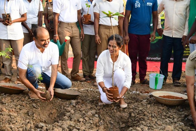 ஆயுதப்படை மைதானத்தில் நடைபெற்ற இந்த நிகழ்ச்சியில் சிறப்பு விருந்தினராக ரம்யா பாண்டியன் கலந்து கொண்டார் 