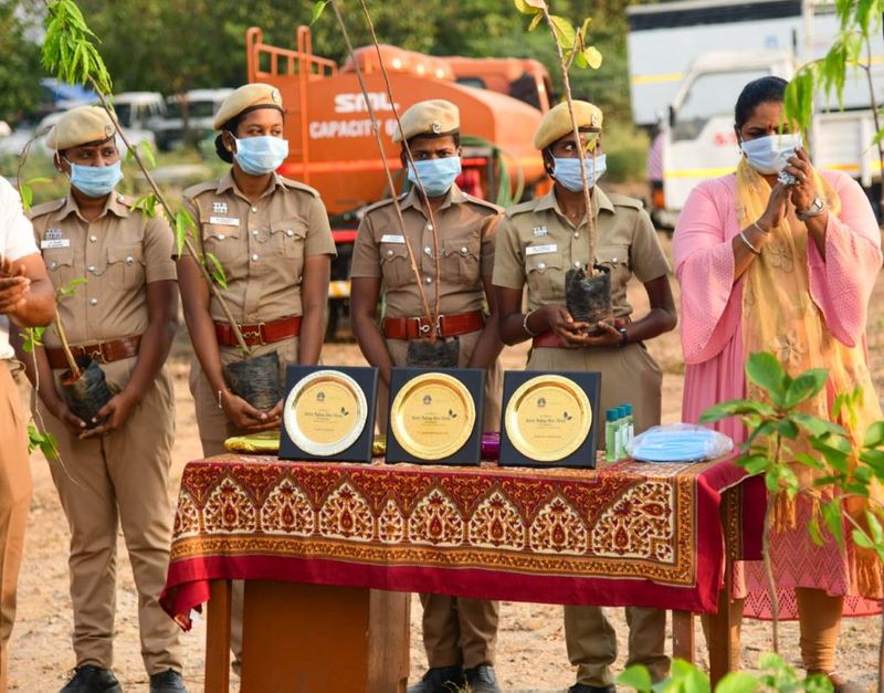 மற்றும் சிறப்பு விருந்தினர்களுக்கு கேடயங்களும் வழங்கப்பட்டது.