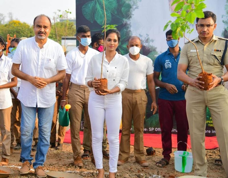 பிக்பாஸ் வீட்டில் உள்ளே இருக்கும் போதே... செடிகள் வளர்ப்பதில் மிகவும் ஆர்வம் கொண்டவர் ரம்யா பாண்டியன் என்பது குறிப்பிடத்தக்கது.