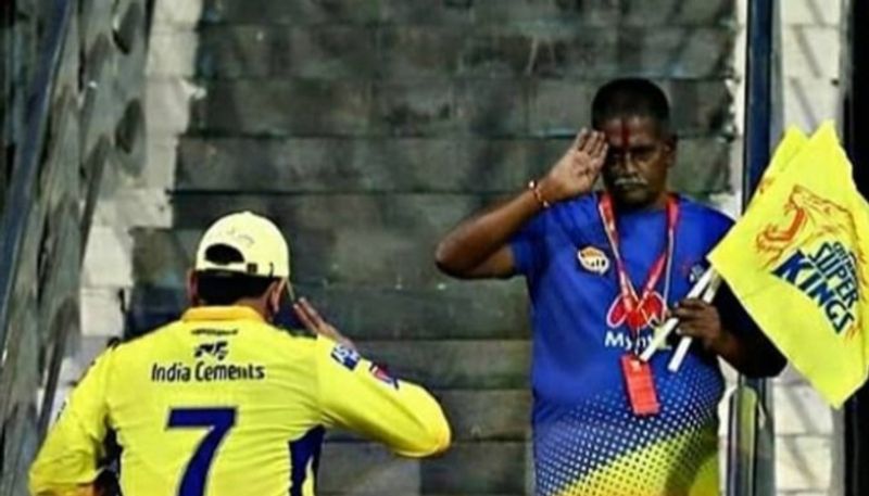 చెన్నై సూపర్ కింగ్స్ ఆడిన ఓ మ్యాచ్లో ఓ గ్రౌండ్ స్టాఫ్, సీఎస్కే సపోర్టర్గా చెన్నై సూపర్ కింగ్స్ జెర్సీ, జెండాలు ధరించి నిల్చున్నాడు.