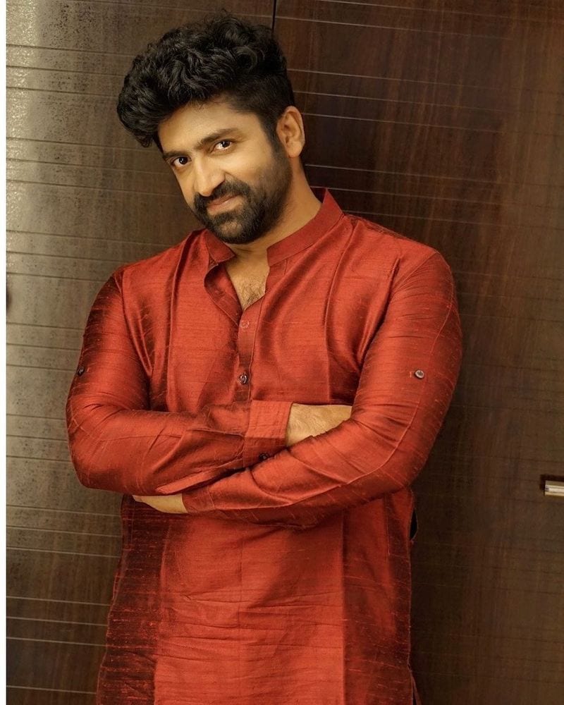 ఛార్మీ నటించిన ‘మంత్ర’ సినిమాతో కొరియోగ్రాఫర్గా ఎంట్రీ ఇచ్చిన శేఖర్ మాస్టర్, ‘గుండెజారి గల్లంతయ్యిందే’ సినిమాకి ఉత్తమ కొరియోగ్రాఫర్గా నంది అవార్డు అందుకుననాడు. ‘జులాయి’ సినిమాకి సైమా అవార్డు, ‘బ్రూస్లీ’ సినిమాకి ఫిల్మ్ఫేర్ అవార్డులు వచ్చాయి.