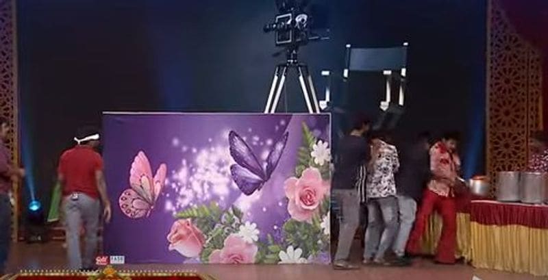 ప్రతి ఆదివారం ప్రసారమయ్యే `కామెడీస్టార్స్` ప్రోగ్రామ్కి వర్షిణి హోస్ట్ గా వ్యవహరిస్తుండగా, శేఖర్ మాస్టర్, శ్రీదేవి జడ్జ్ లుగా ఉన్నారు. అయితే ఈసందర్భంగా `బిగ్బాస్`4 అవినాష్ వేసిన స్కిట్ ఆద్యంతం గుండెల్ని పిండేసింది. చిత్ర పరిశ్రమలో జూ.ఆర్టిస్టుల కష్టాలు ఎలా ఉంటాయనేది కళ్లకి కట్టినట్టు చూపించాడు అవినాష్టీమ్.
