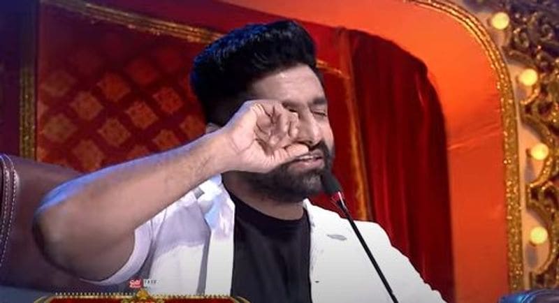 భావోద్వేగంతో గద్గద స్వరంతో ఆయన మాట్లాడలేకపోయారు. సినిమా పిచ్చితో ఇండస్ట్రీకి వచ్చానని, కొన్నాళ్లపాటు జూ ఆర్టిస్టుగా చేశానని చెప్పారు. అప్పుడు తినడానికి తిండి కూడా లేదని, ఎవరూ తెలియదని చెప్పారు. అలాంటి పరిస్థితుల్లో సినిమా షూటింగ్ల్లో తిండి కోసం ఎగబడేవాళ్లమని, అది చాలా దుర్భరమైన పరిస్థితి అని వెల్లడించారు.