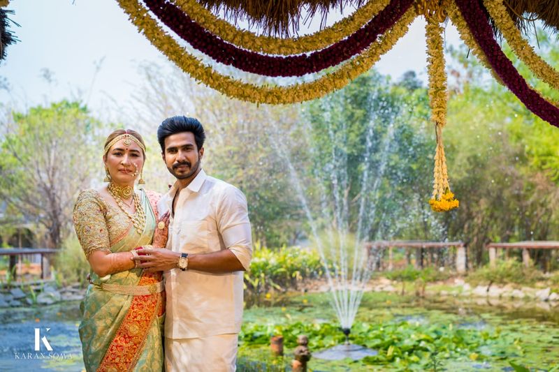 As for the sobers ones, here the couple poses in the background of a pond, with a fountain.