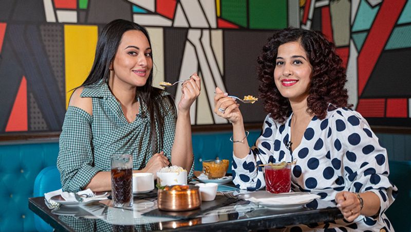 सोनाक्षी ब्रेकफास्ट में दूध, गेहूं के टोस्ट खाती है। मिड मॉर्निंग में वे ड्राई फ्रूट्स, ग्रीन टी लेती है। लंच में रोटी, सब्जी और सलाद खाती है। ईवनिंग में फ्रूट्स और ग्रीन टी और डिनर में दाल तड़का, सब्जी, चिकन, फिश खाती है। 