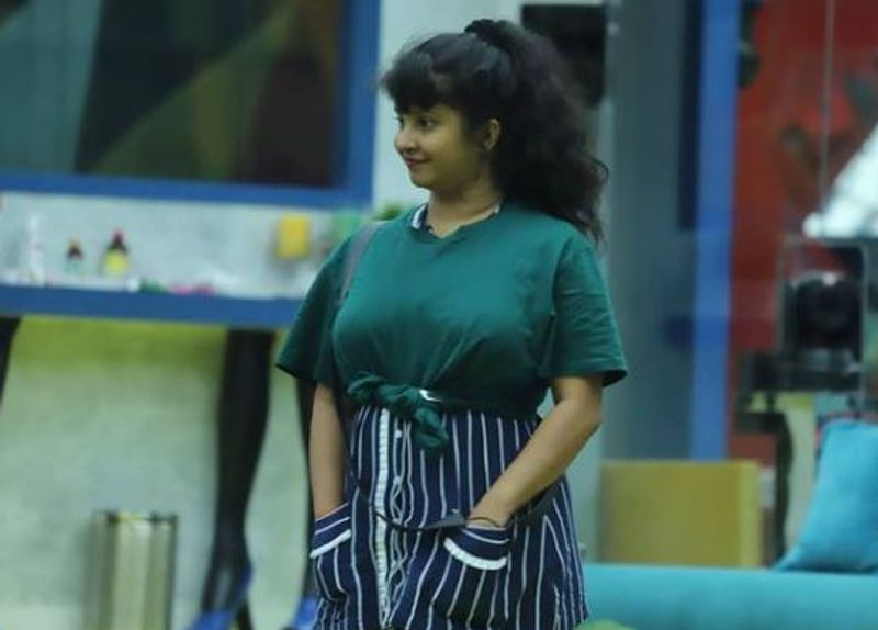 ಬಿಬಿ ಮನೆಯಲ್ಲಿರುವ ಕೆಲವೊಂದು ಸೌಲಭ್ಯಗಳನ್ನು ಕಸಿದುಕೊಂಡಾಗ, ಶುಭಾ ಮಗು ರೀತಿ ಅಳುತ್ತಾರೆ. ಹಠ ಮಾಡಿ ಪಡೆದುಕೊಳ್ಳುತ್ತಾರೆ. ನಾವು ಆನ್ಸ್ಕ್ರೀನ್ನಲ್ಲಿ ನೋಡಿದ ನಟಿಗೂ ಹೀಗೆ ನೋಡುವುದಕ್ಕೂ ವ್ಯತ್ಯಾಸ ಇದೆ ಎಂದು ನೆಟ್ಟಿಗರು ಕಾಮೆಂಟ್ ಮಾಡಿದ್ದಾರೆ.